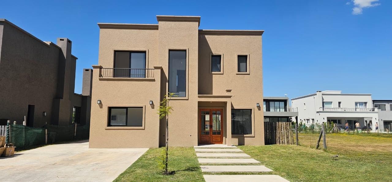 3-bedroom house in Tigre, Vila Marina II, North Zone, with a brand-new pool.