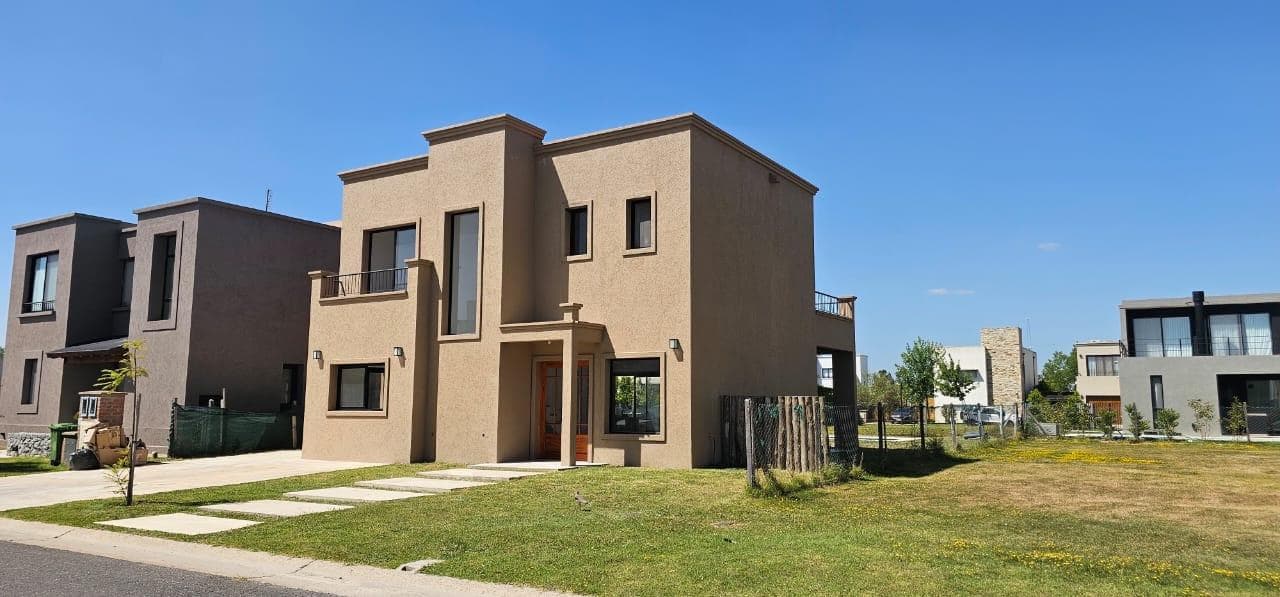 3-bedroom house in Tigre, Vila Marina II, North Zone, with a brand-new pool.