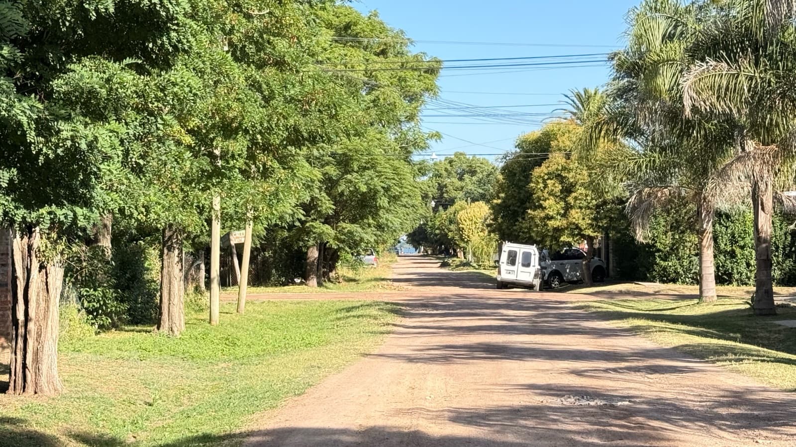 House in need of renovation with a large yard, a pool, and an excellent location in the Laguna de Lobos area