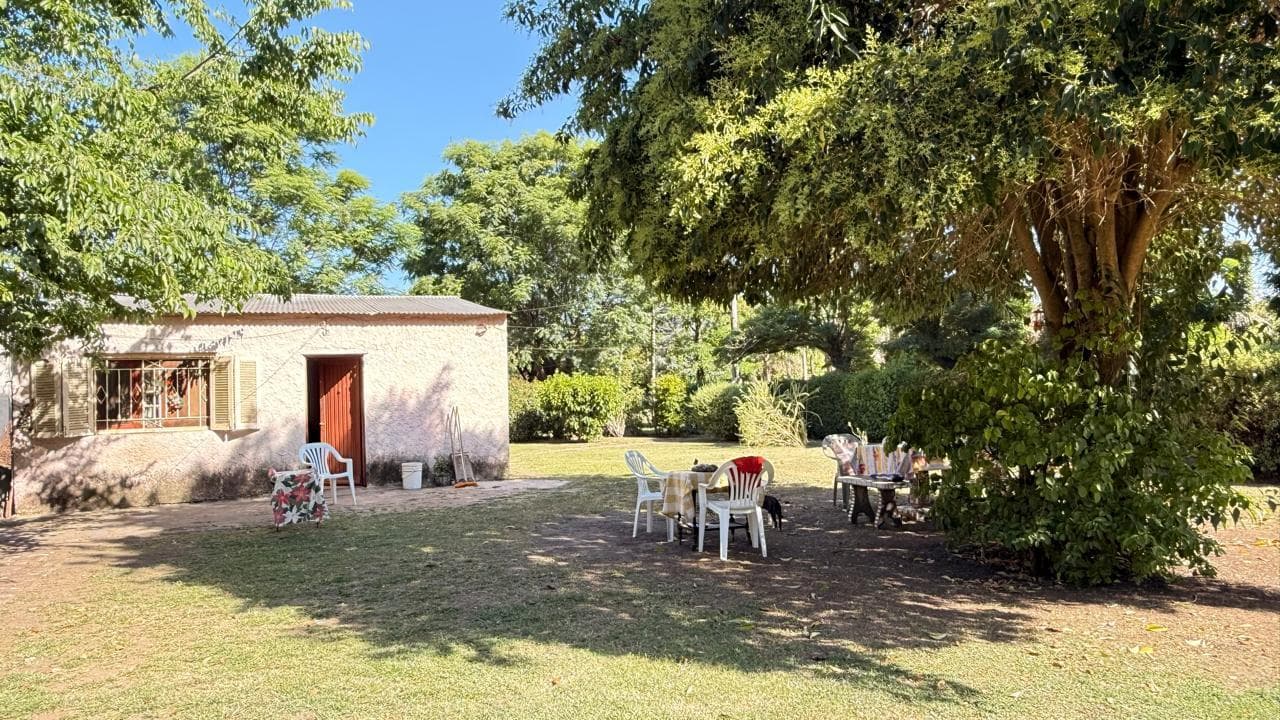 House in need of renovation with a large yard, a pool, and an excellent location in the Laguna de Lobos area