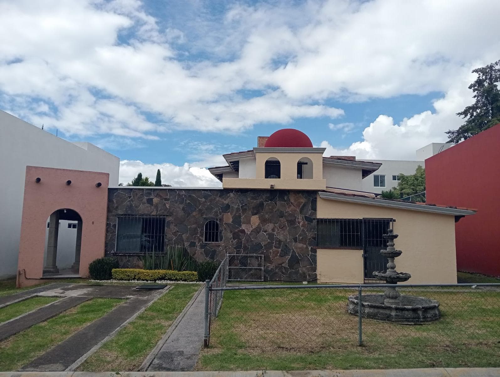 SPACIOUS HOME FOR SALE, 1 MINUTE FROM THE PERIFERICO AND PROL. 24 SUR IN PUEBLA
