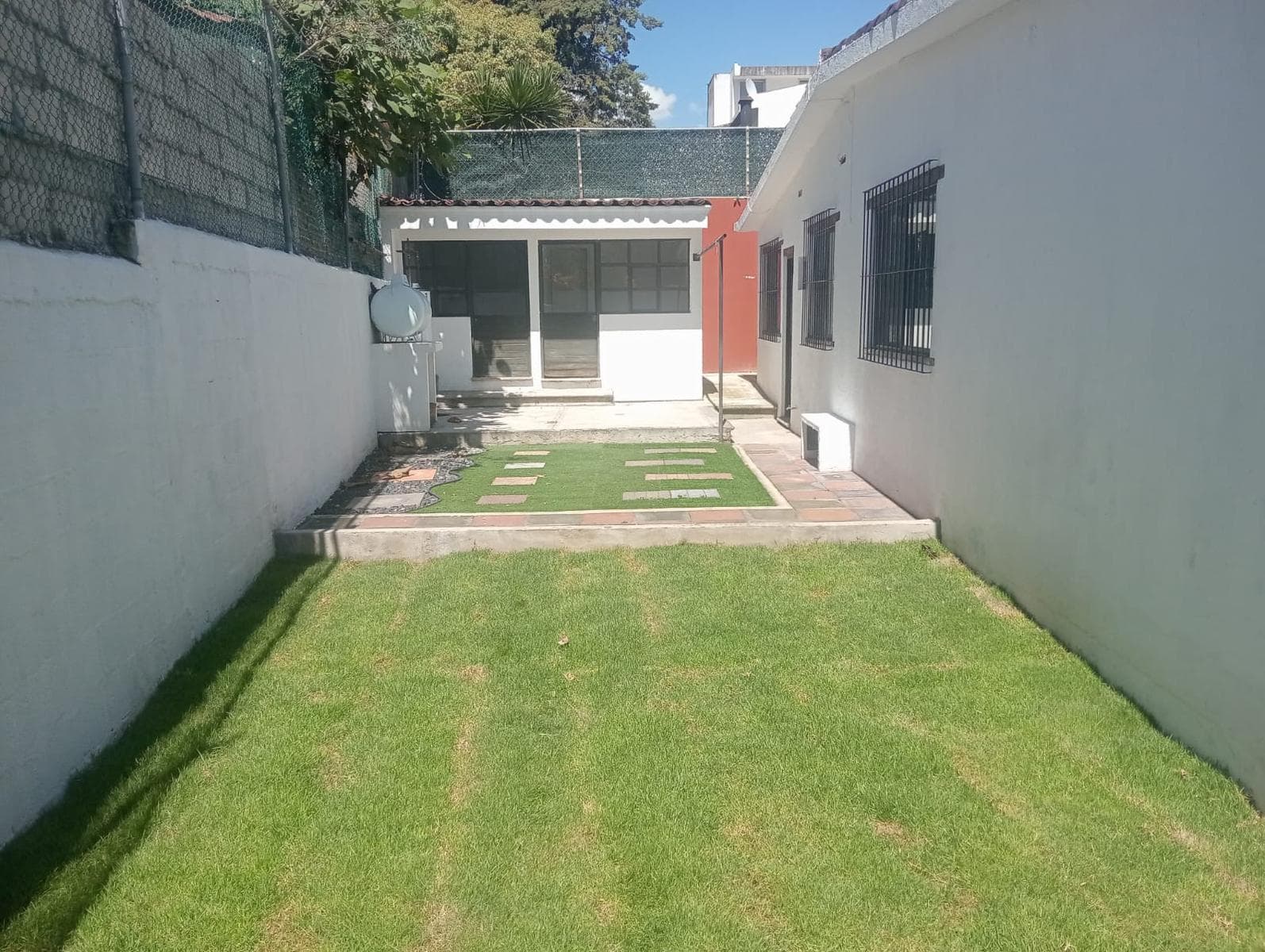 SPACIOUS HOME FOR SALE, 1 MINUTE FROM THE PERIFERICO AND PROL. 24 SUR IN PUEBLA