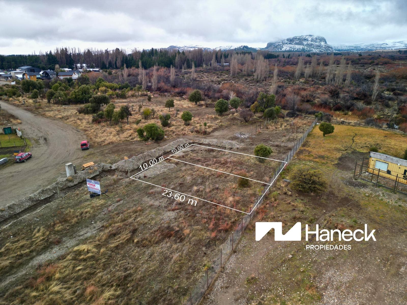 A 236-meter lot in a planned housing development in Dina Huapi, with approved building plans.