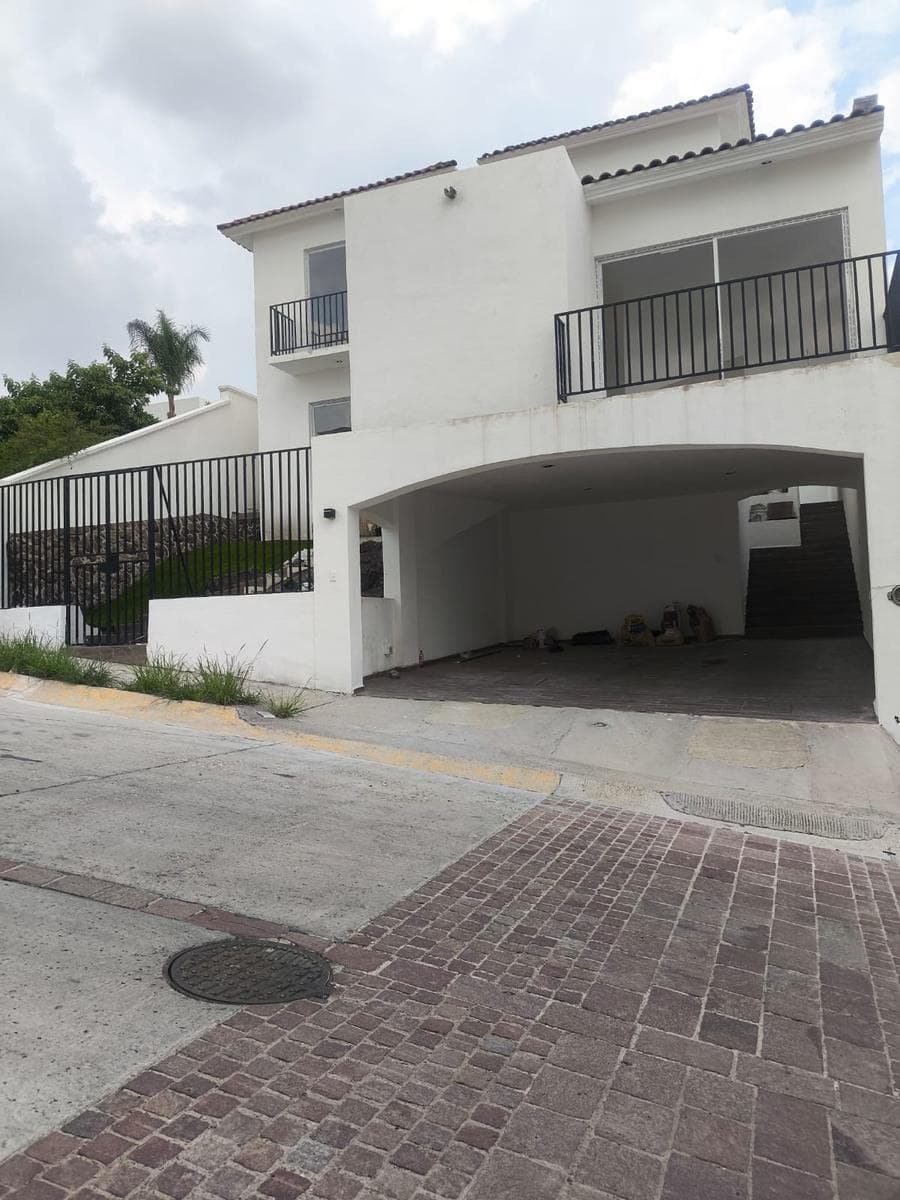 Casa Nueva en Porta Fontana con 4 Recámaras y excelentes vistas