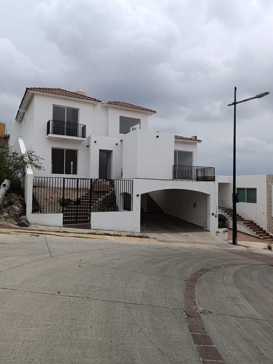 Casa Nueva en Porta Fontana con 4 Recámaras y excelentes vistas