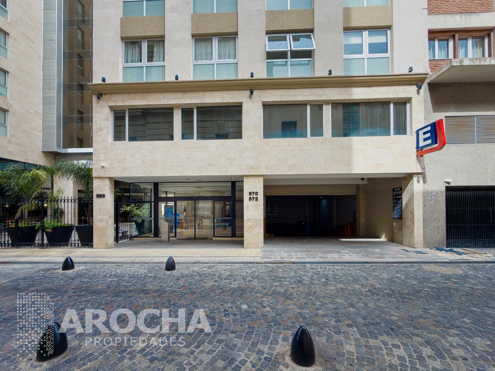 AVAILABLE FOR SALE OR SHORT-TERM RENT: STUDIO APARTMENT WITH GARAGE, 32 M2, MONTSERRAT