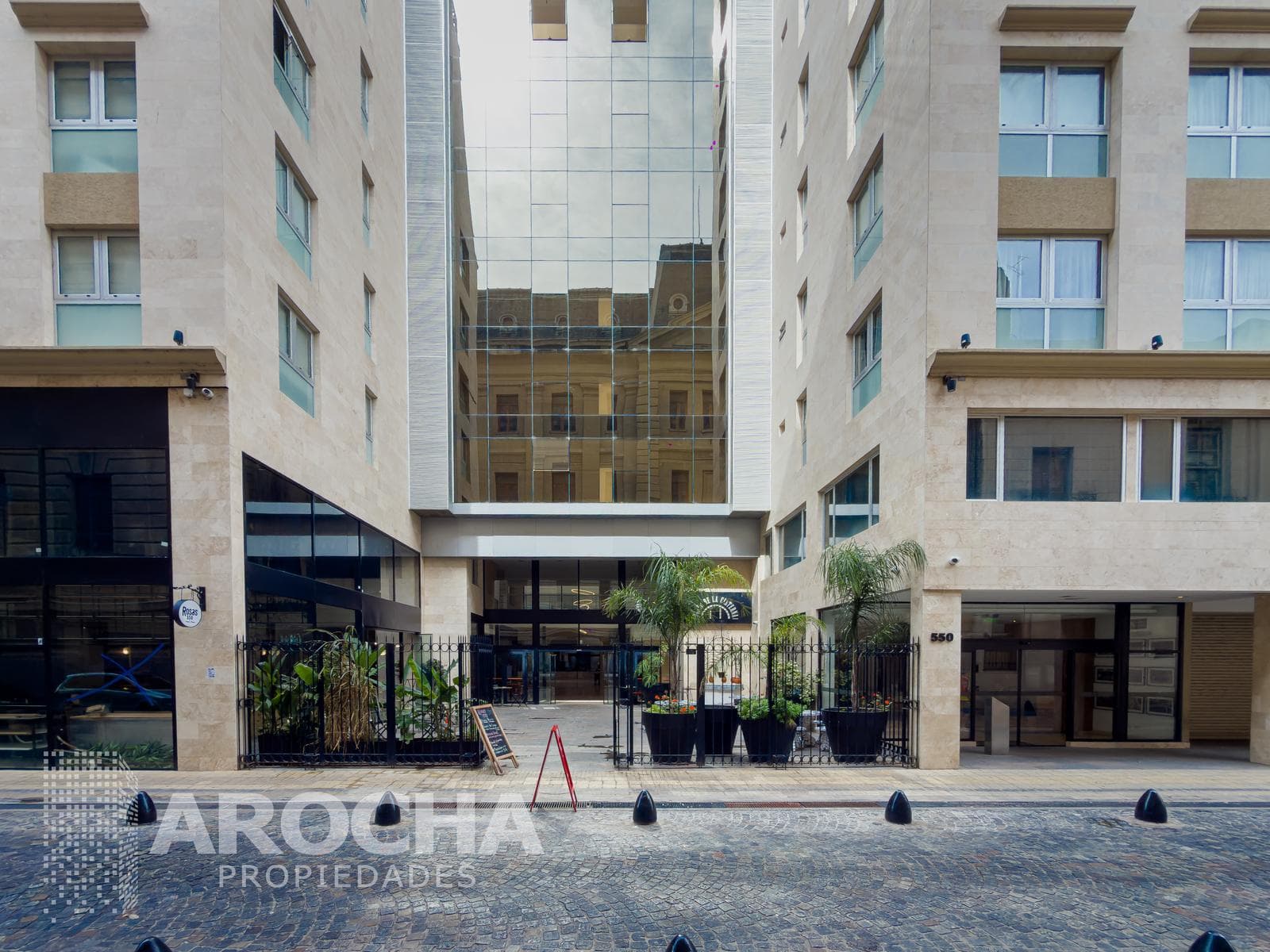 AVAILABLE FOR SALE OR SHORT-TERM RENT: STUDIO APARTMENT WITH GARAGE, 32 M2, MONTSERRAT