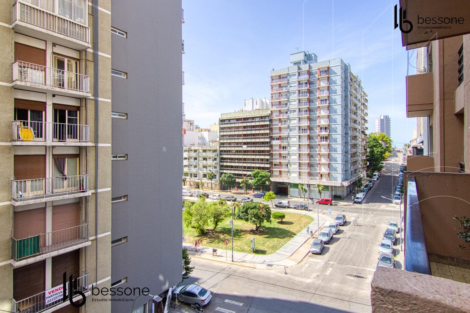 Front-facing apartment with a projecting balcony