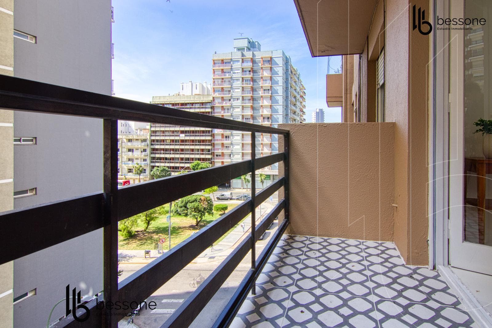 Front-facing apartment with a projecting balcony