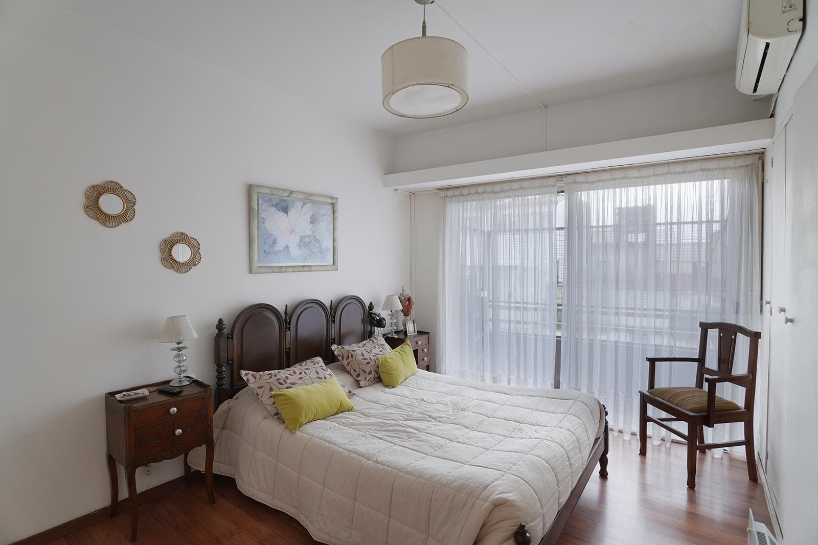 5-ROOM APARTMENT FOR SALE IN PALERMO WITH BALCONY AND TERRACE; QUALIFIES FOR MORTGAGE; INCLUDES STUDIO