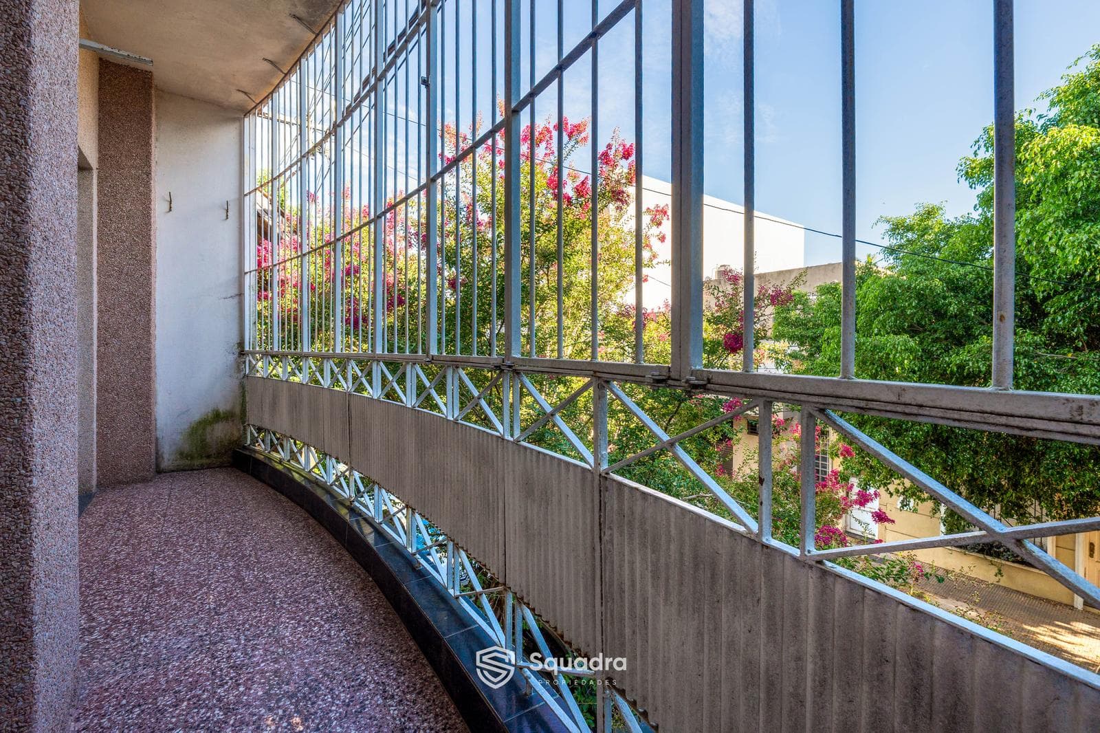 FOR SALE - 2-bedroom duplex with two entrances, a garage, and a balcony. Arroyito, Rosario.
