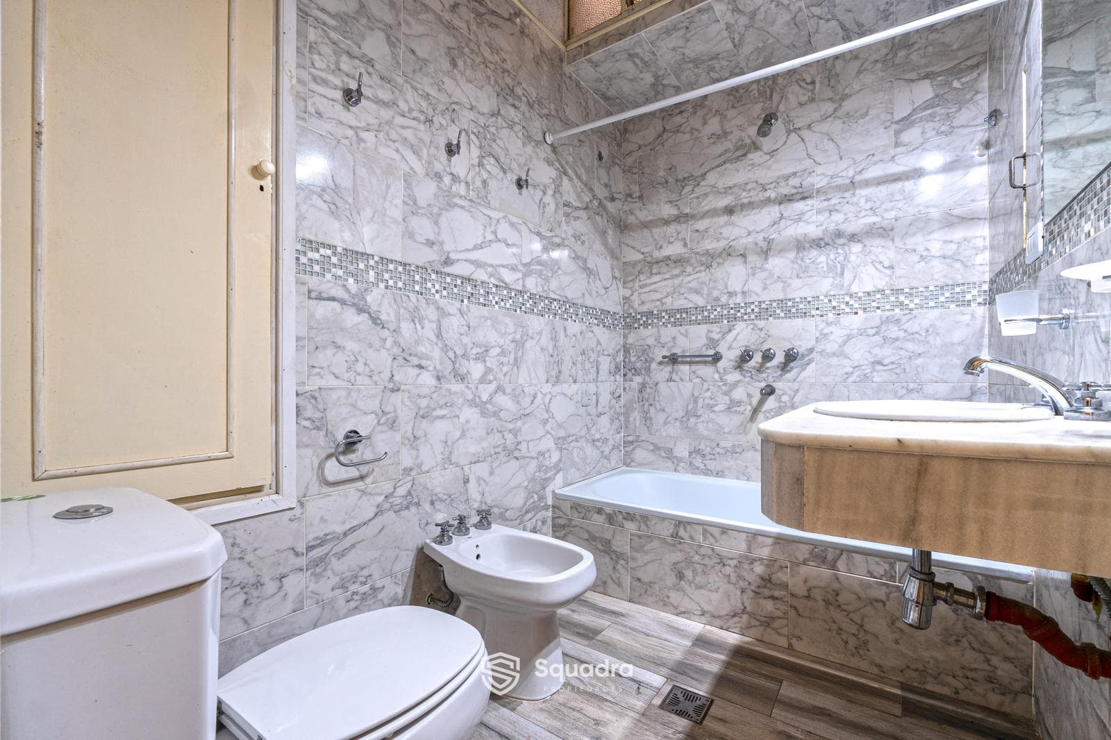 FOR SALE - 3-bedroom duplex with two entrances, a garage, and a balcony. Arroyito, Rosario.
