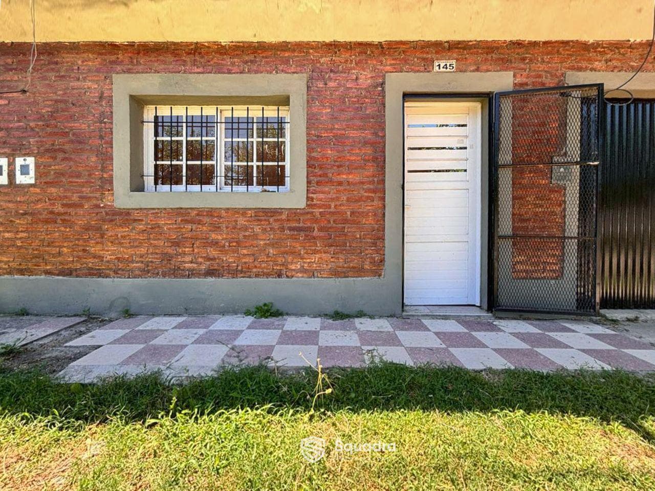 FOR SALE - 3 houses built on a single lot measuring 197.90 m². Two-story homes. Ibarlucea.