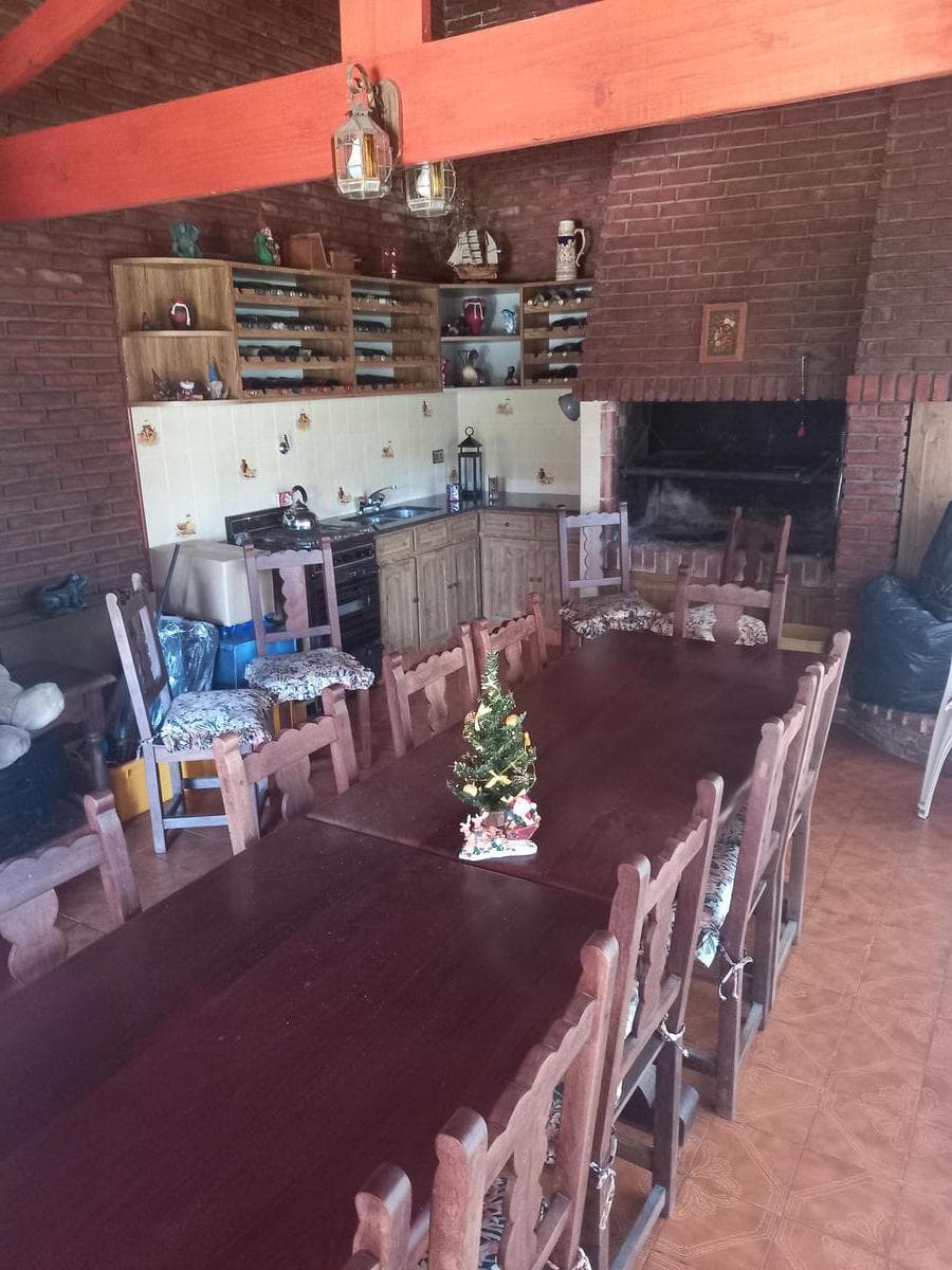 Chalet 6 ambientes sobre dos lotes Parque Luro