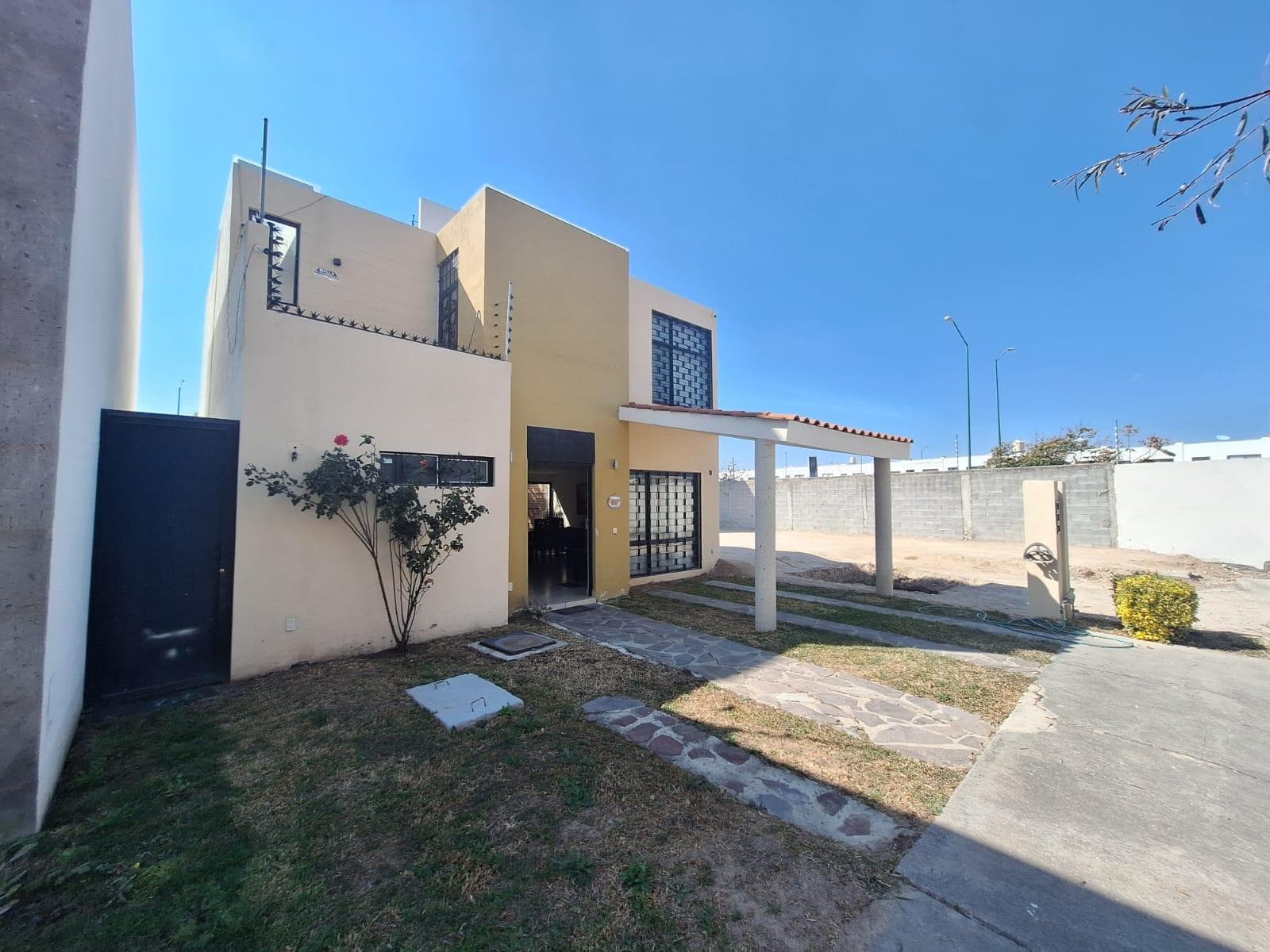 Casa Amueblada en Renta con 3 Recámaras y Sala con Sofá Cama, incluye Mtto e Internet