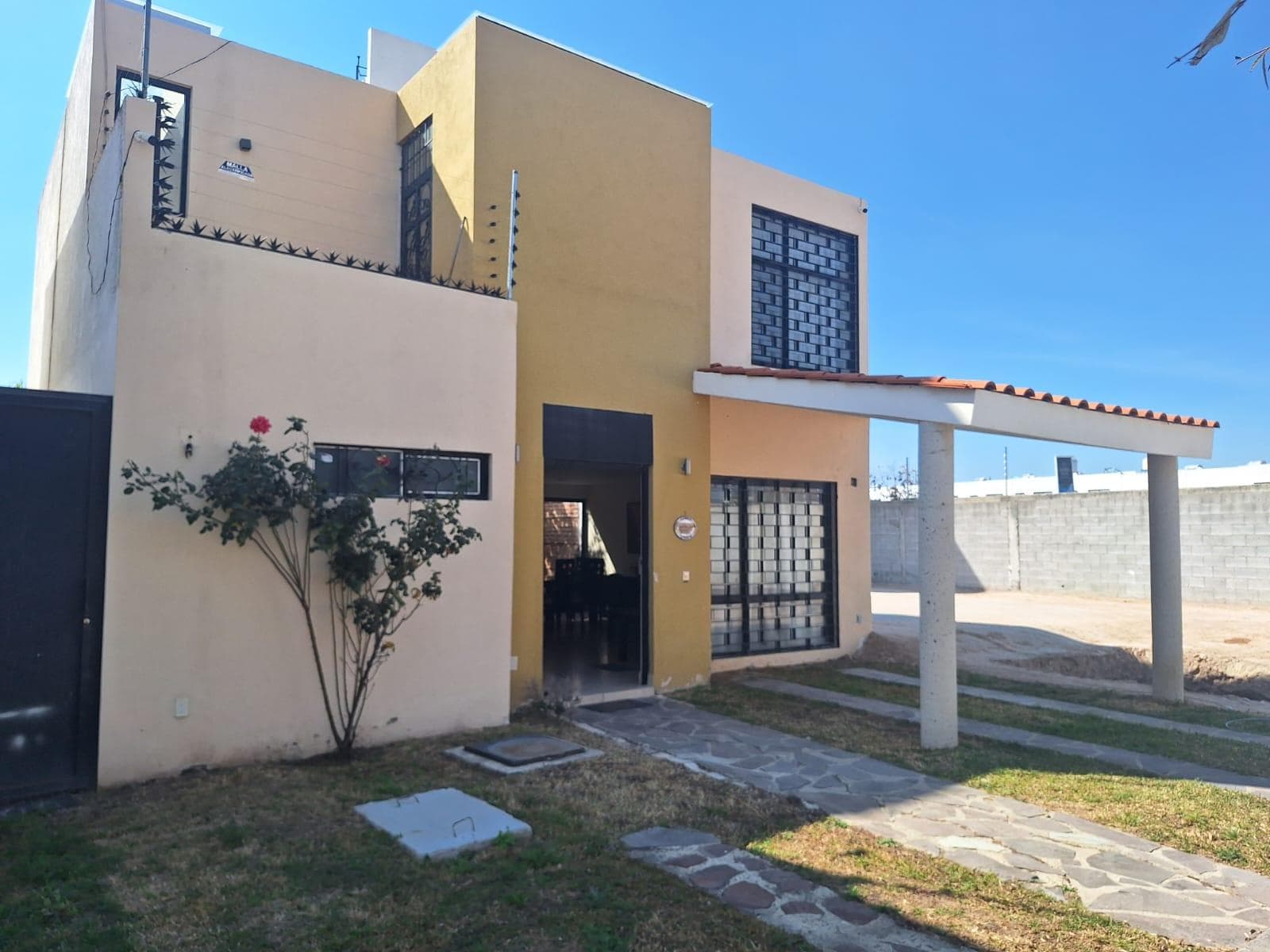 Casa Amueblada en Renta con 3 Recámaras y Sala con Sofá Cama, incluye Mtto e Internet