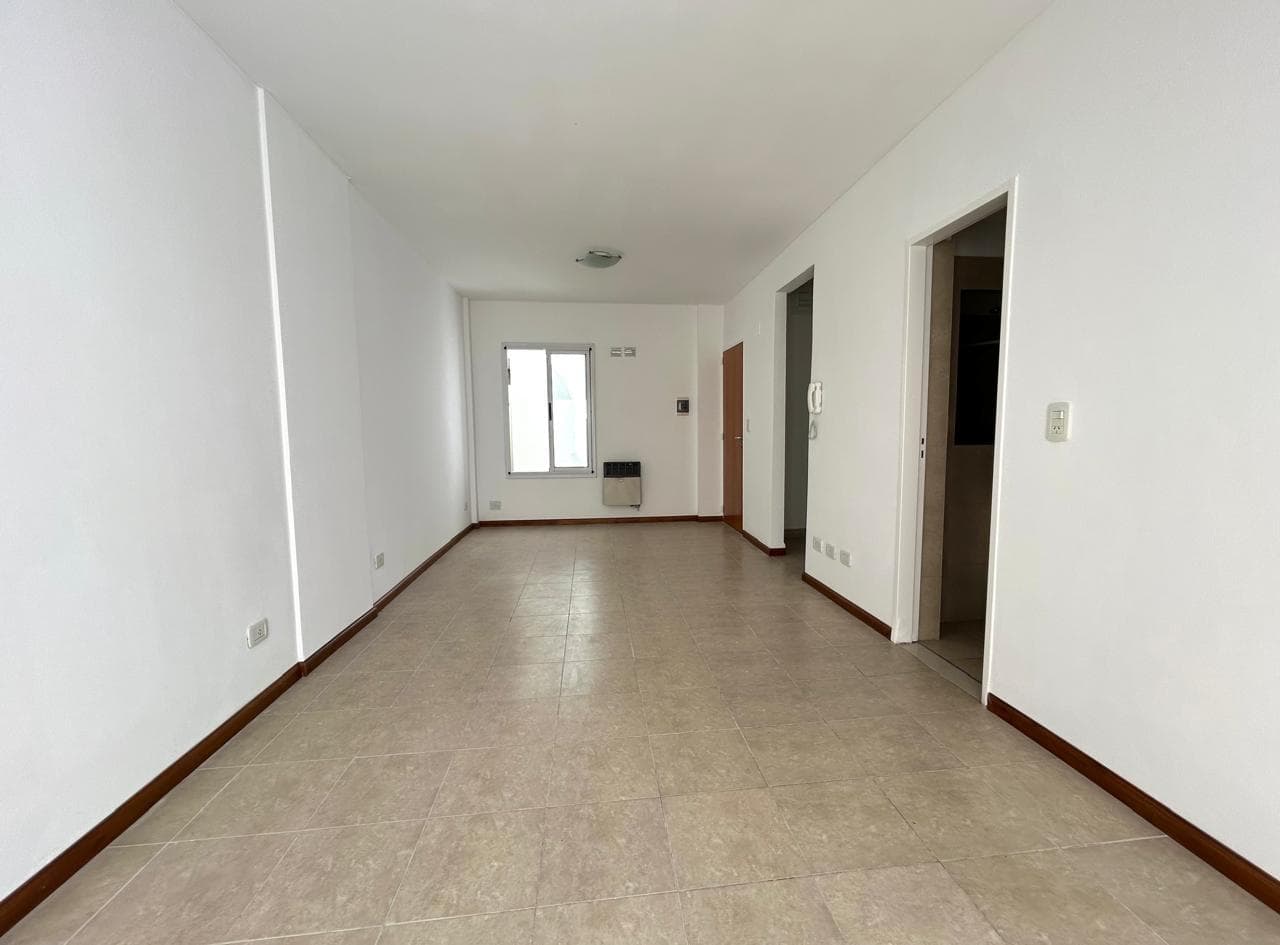 Venta Monoambiente, cocina separada y patio - Echesortu