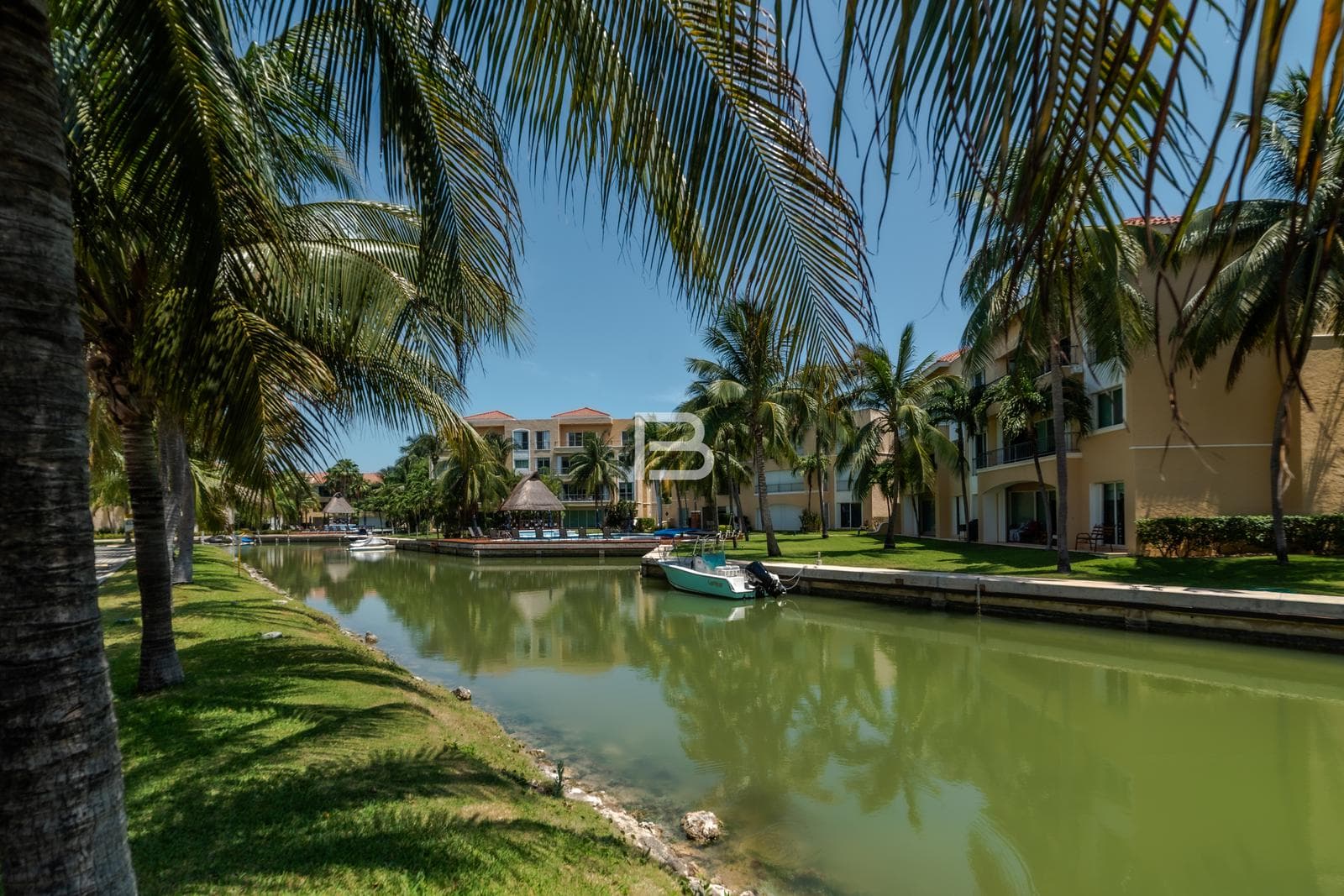 Isla Dorada: Apartment for Sale with a Dock