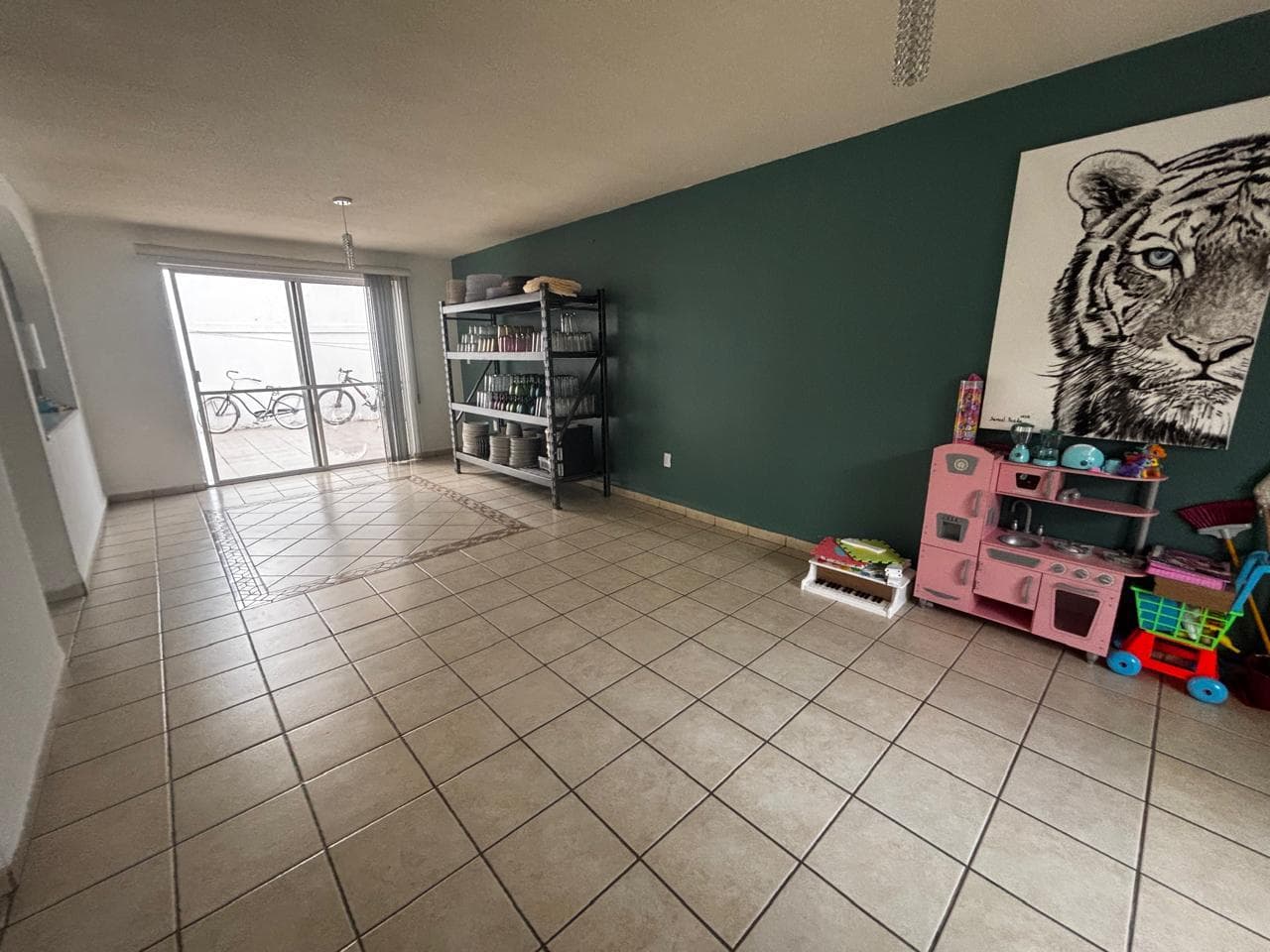Casa con 3 Recámaras, cuarto de servicio y terreno excedente a espaldas de Walmart Clouthier