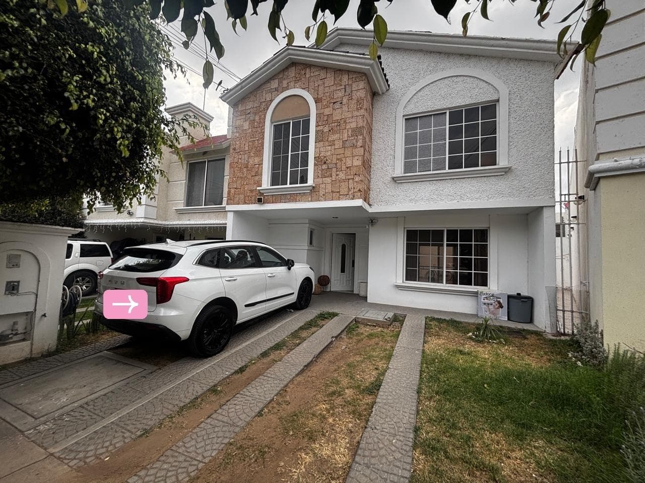Casa con 3 Recámaras, cuarto de servicio y terreno excedente a espaldas de Walmart Clouthier