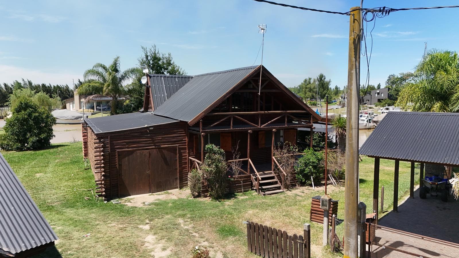 House in the Yacht Club Guazú gated community. 5 rooms. Total area: 800 m². Overlooking the Paraná Guazú River.