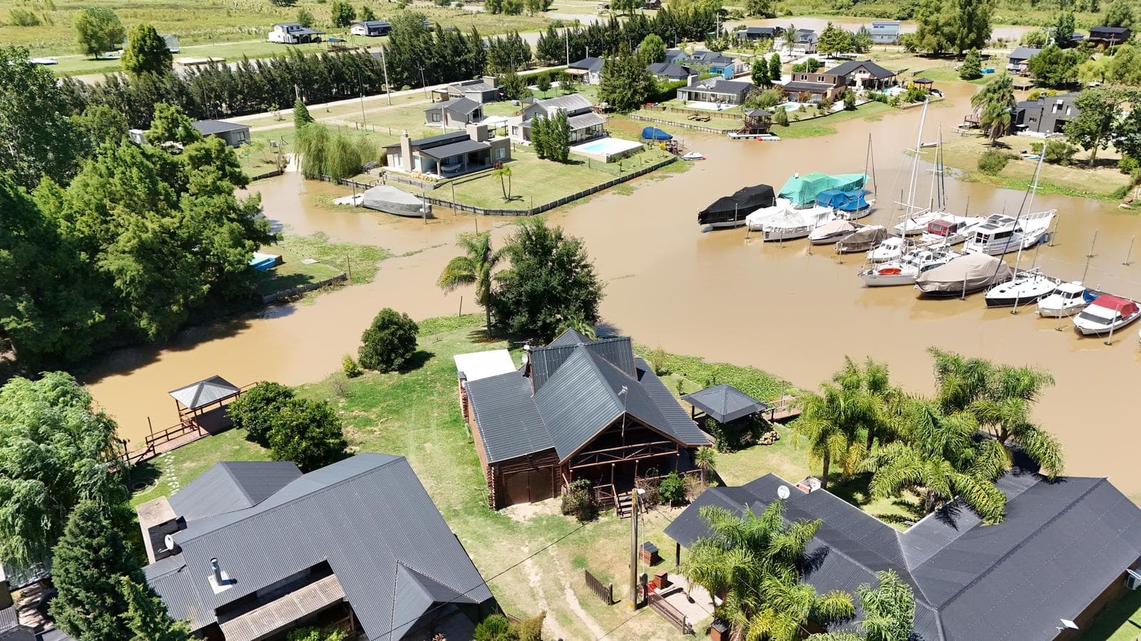 House in the Yacht Club Guazú gated community. 5 rooms. Total area: 800 m². Overlooking the Paraná Guazú River.