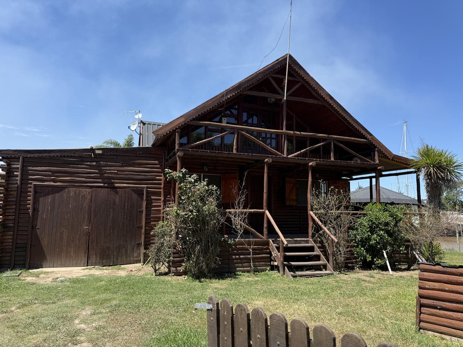 House in the Yacht Club Guazú gated community. 5 rooms. Total area: 800 m². Overlooking the Paraná Guazú River.
