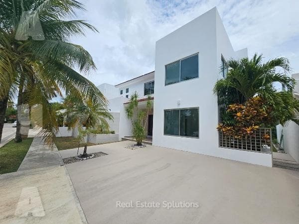 House for Sale, 4 Bedrooms, REMODELED, TV Room, Garden, Pool, Villa Magna, Cancún