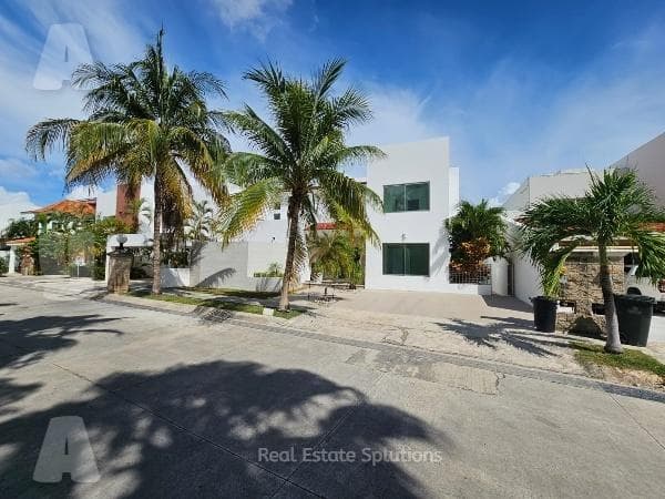 House for Sale, 4 Bedrooms, REMODELED, TV Room, Garden, Pool, Villa Magna, Cancún