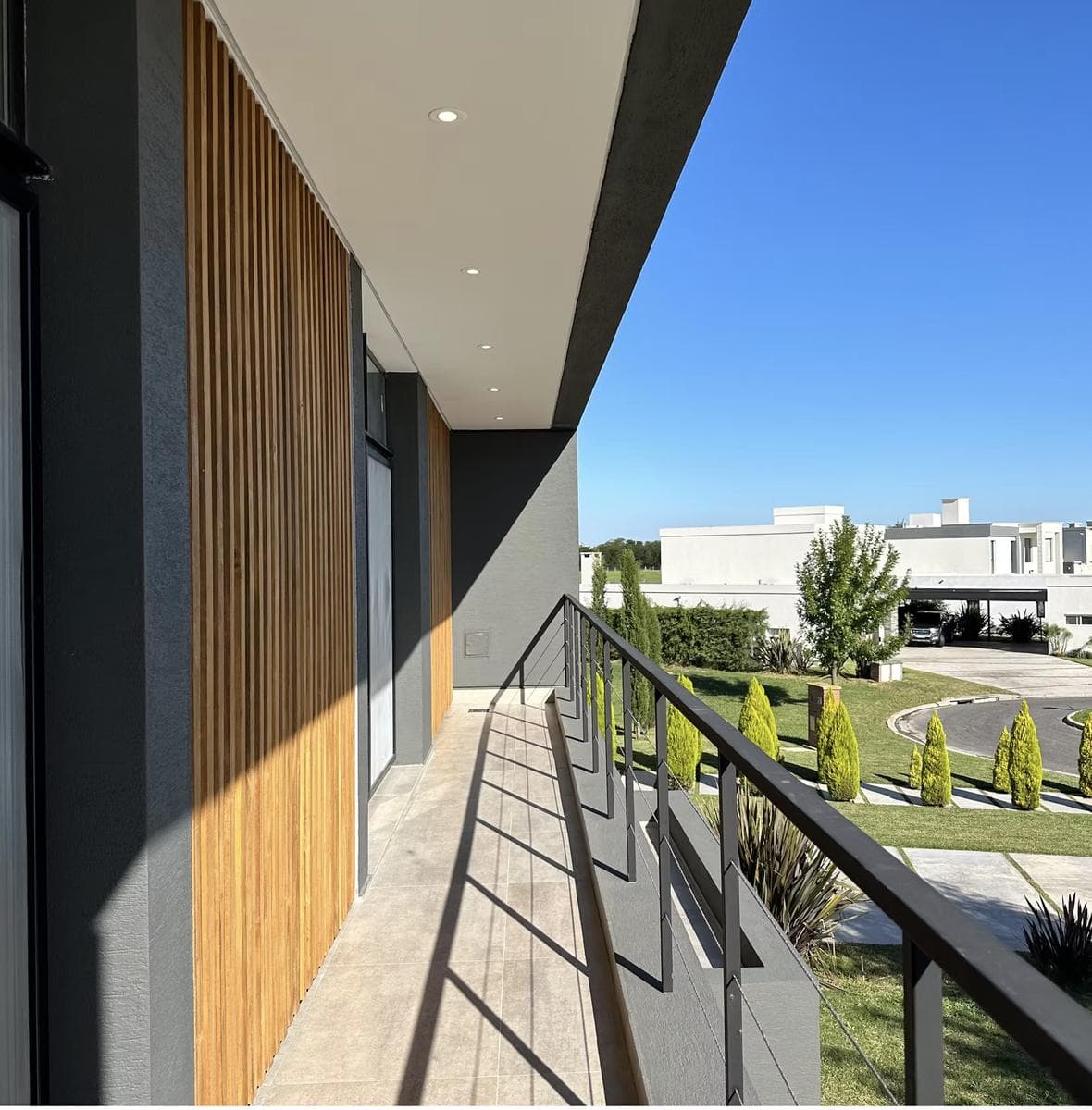For Sale: Minimalist-style house in Haras Santa María, 4 bedrooms, pool