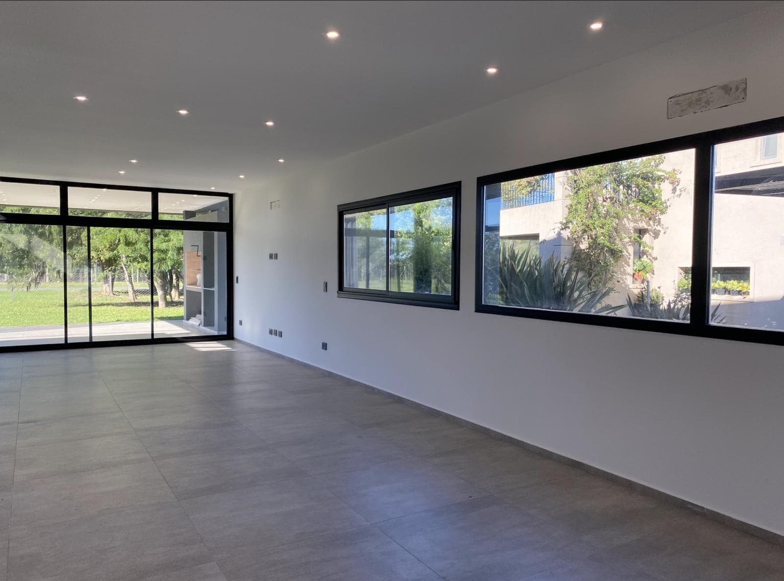 For Sale: Minimalist-style house in Haras Santa María, 4 bedrooms, pool