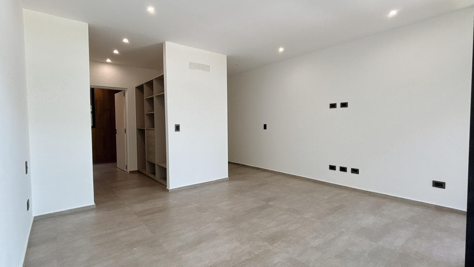 For Sale: Minimalist-style house in Haras Santa María, 4 bedrooms, pool
