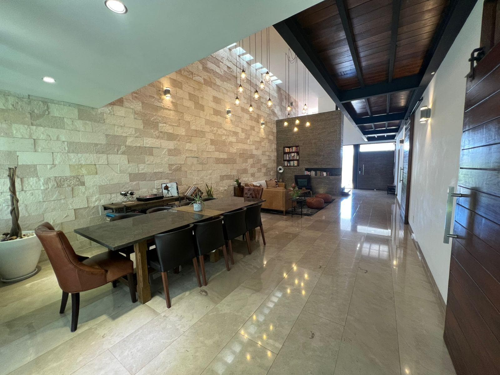 Casa en Venta en Cañadas del lago con 4 recamaras y sala comedor doble altura