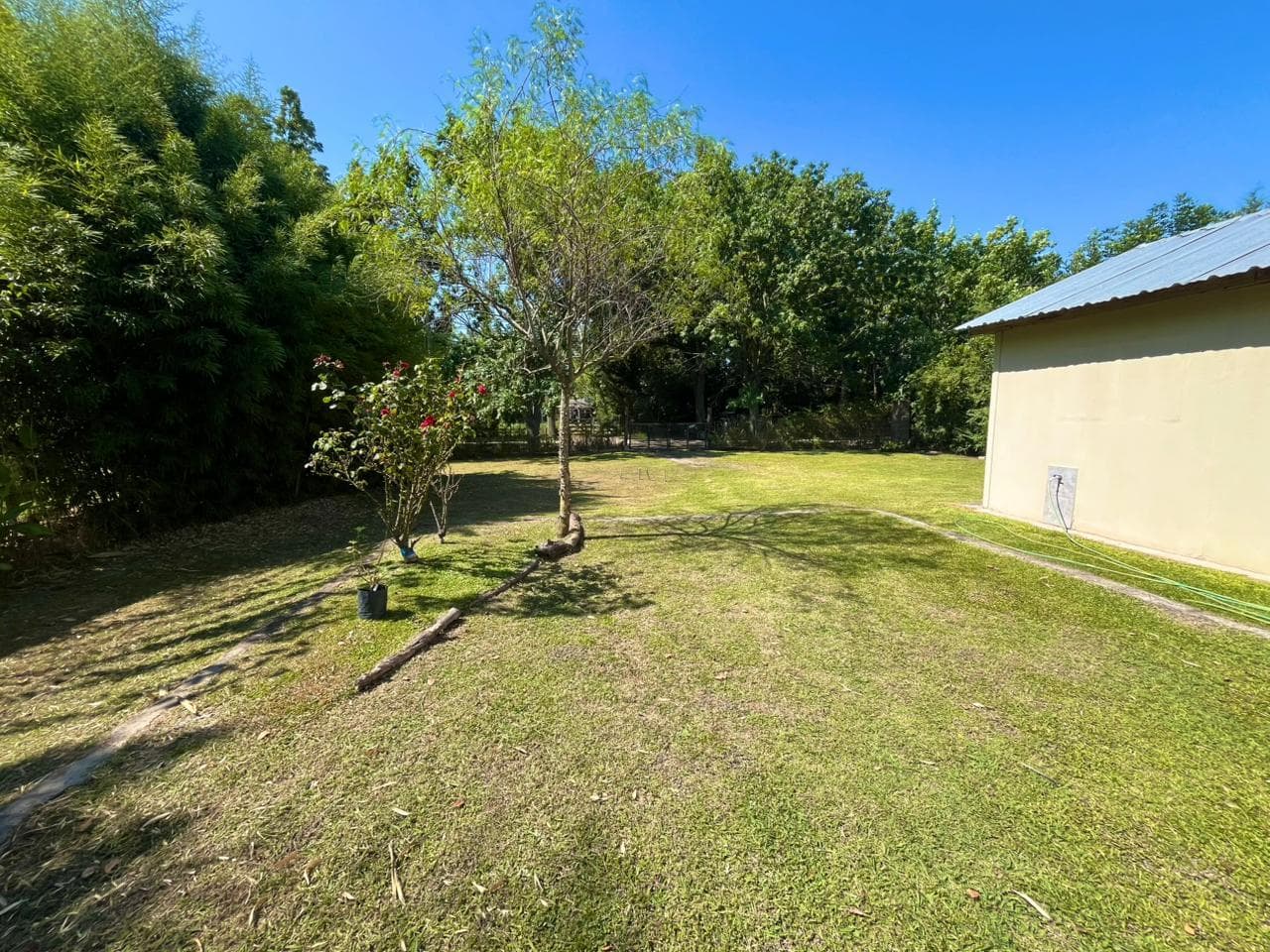 For Sale: 2 Houses (3-room and 2-room), industrial-style construction, on a 1,000-meter lot in Exaltación de la Cruz
