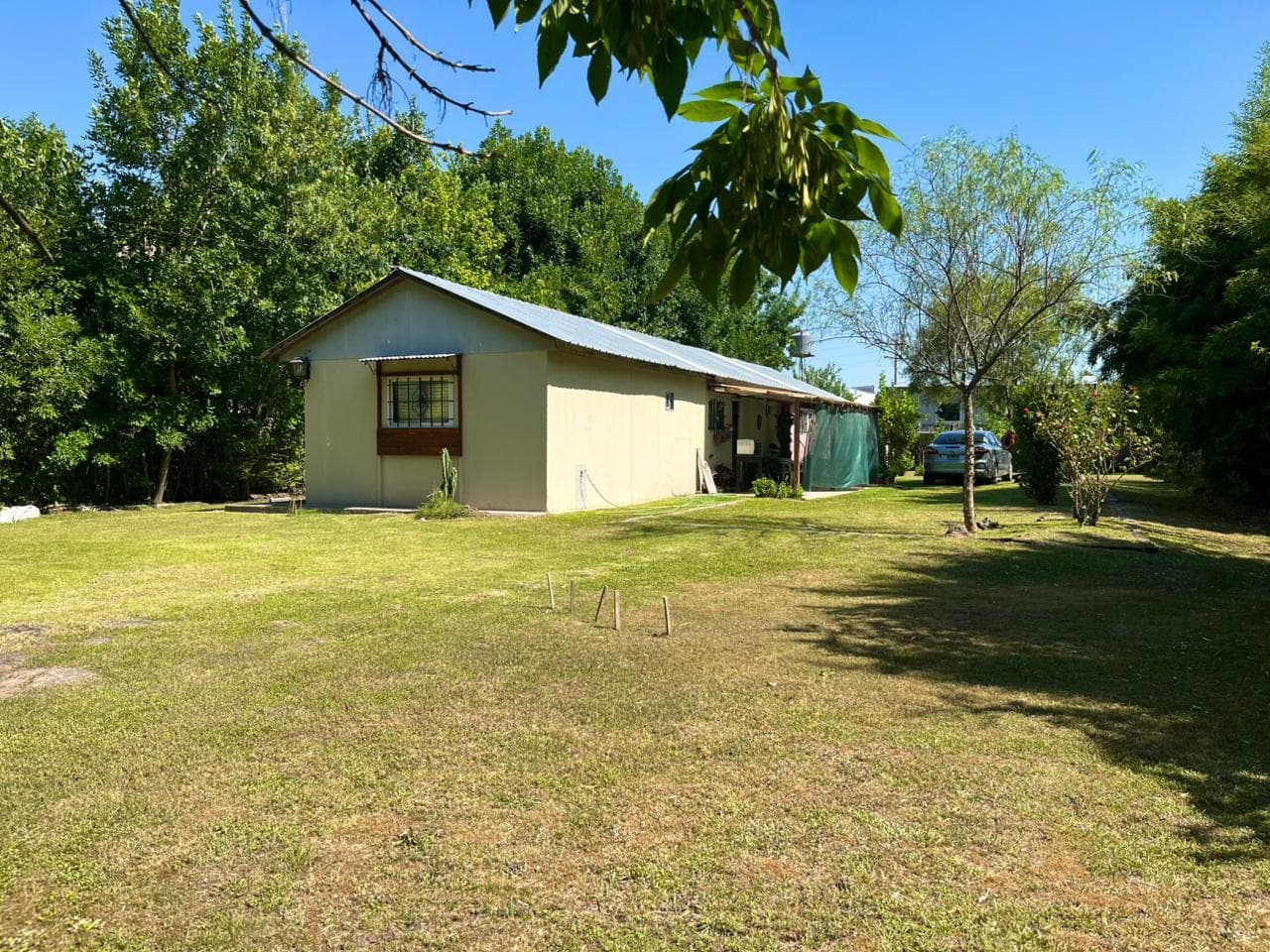 For Sale: 2 Houses (3-room and 2-room), industrial-style construction, on a 1,000-meter lot in Exaltación de la Cruz