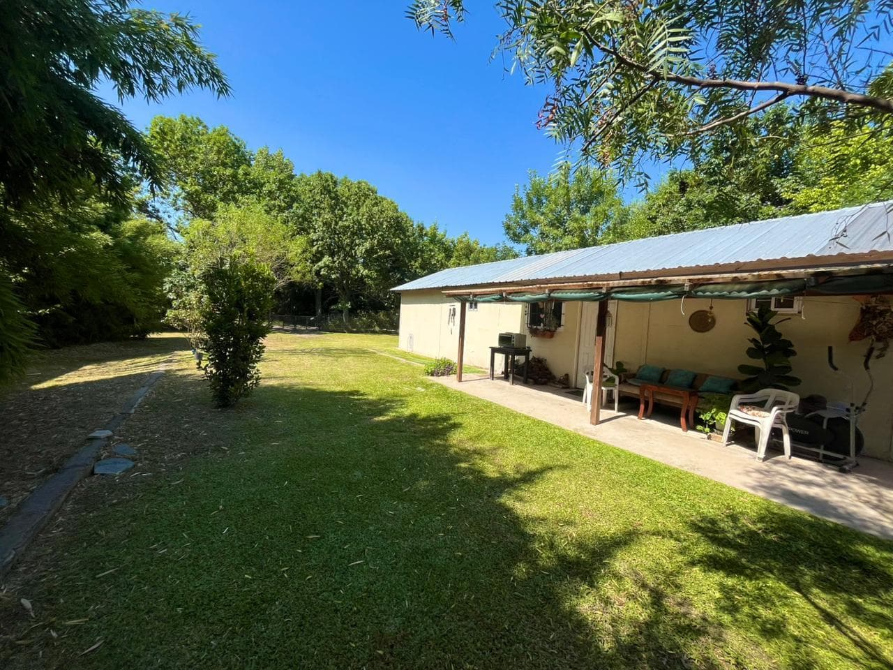 For Sale: 2 Houses (3-room and 2-room), industrial-style construction, on a 1,000-meter lot in Exaltación de la Cruz