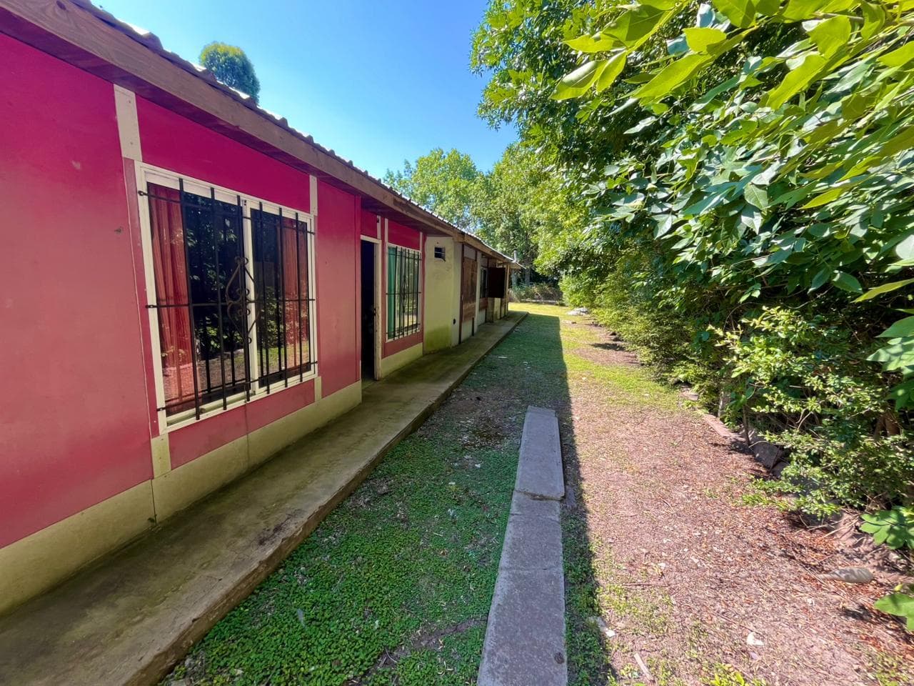 For Sale: 2 Houses (3-room and 2-room), industrial-style construction, on a 1,000-meter lot in Exaltación de la Cruz