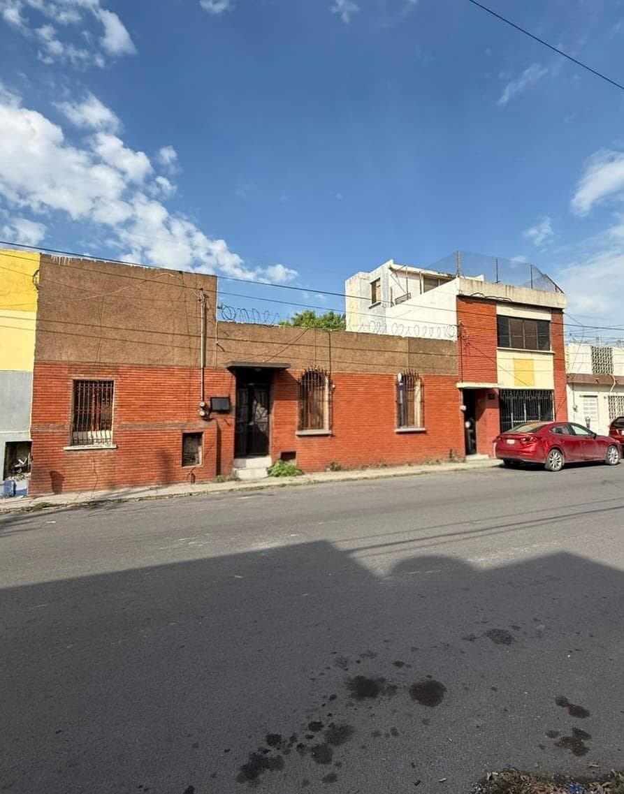 2-STORY HOUSE FOR SALE IN DOWNTOWN MONTERREY