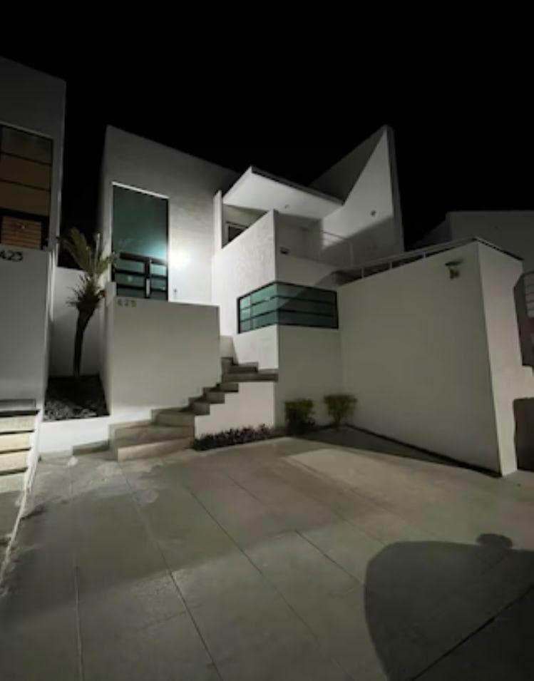 Casa Amueblada en Lomas del Refugio con 2 Recámaras y cochera 2 autos