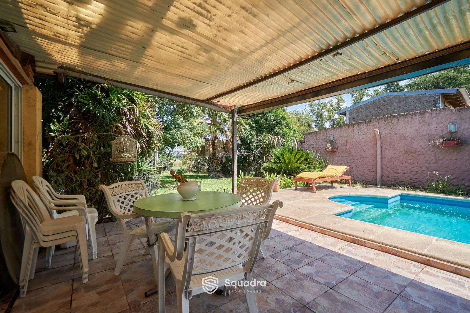 FOR SALE - Two-bedroom house with a barbecue area, a porch, and a pool. Santa Teresa, Roldán.