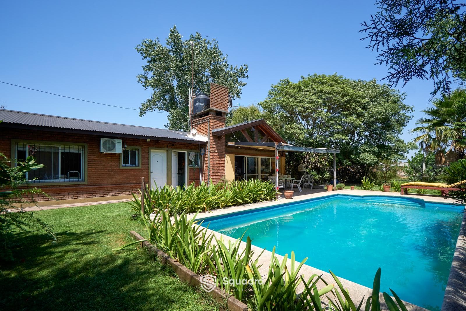 FOR SALE - Two-bedroom house with a barbecue area, a porch, and a pool. Santa Teresa, Roldán.