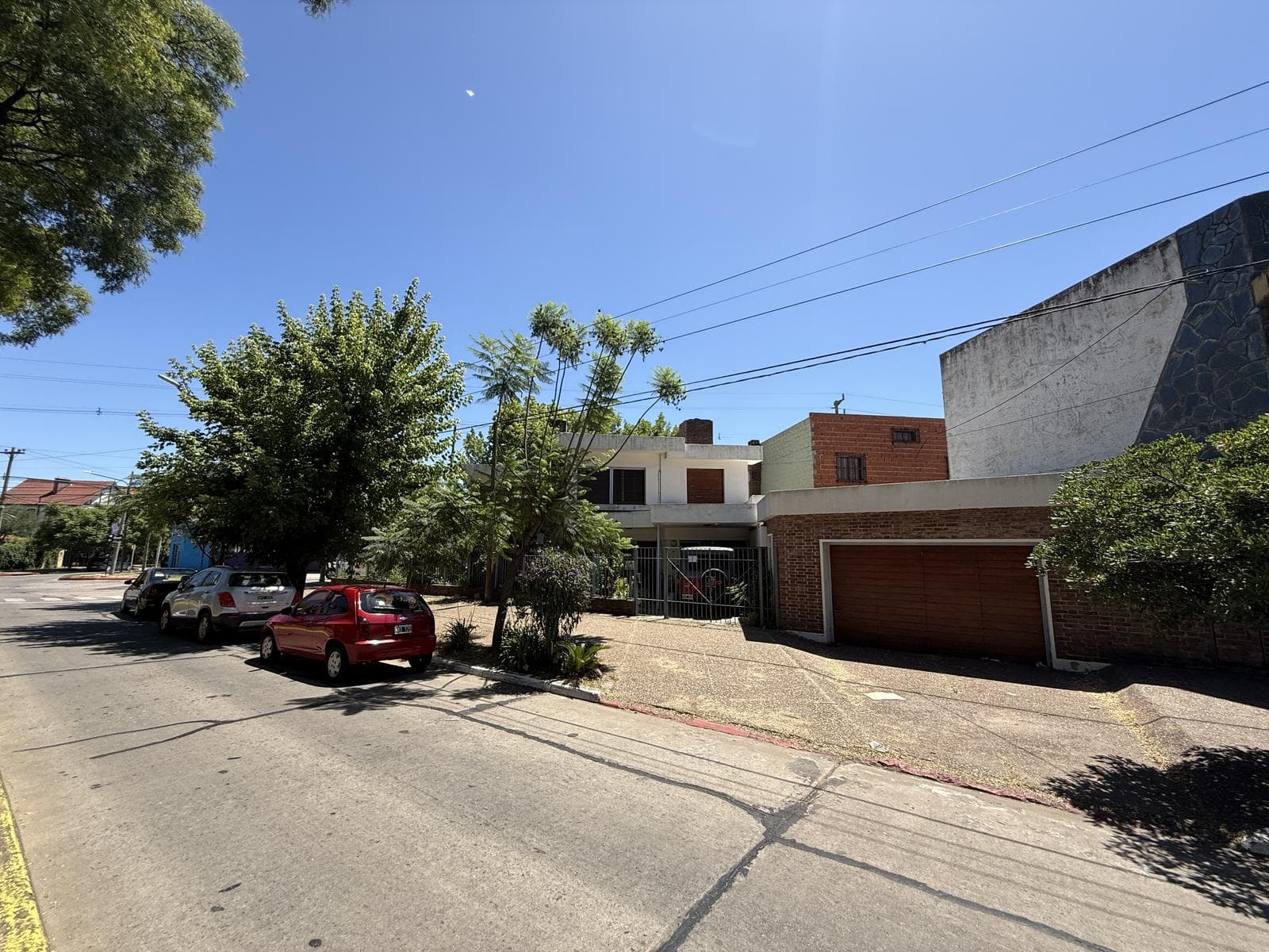 5-bedroom house for sale, with a patio and grill. 3 parking spaces. Downtown Campana