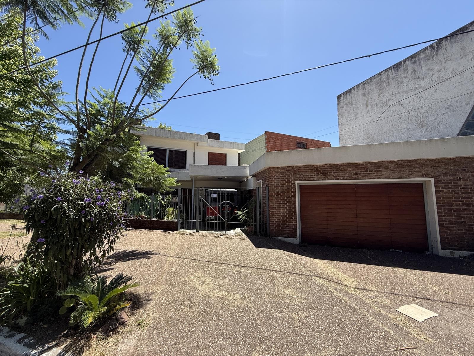 5-bedroom house for sale, with a patio and grill. 3 parking spaces. Downtown Campana
