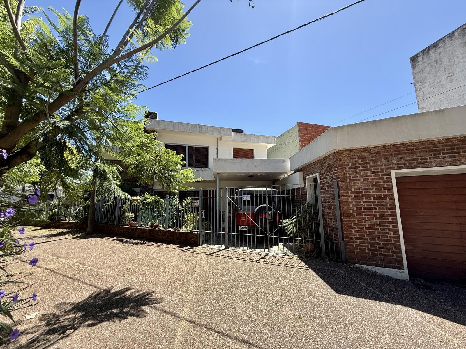 5-bedroom house for sale, with a patio and grill. 3 parking spaces. Downtown Campana