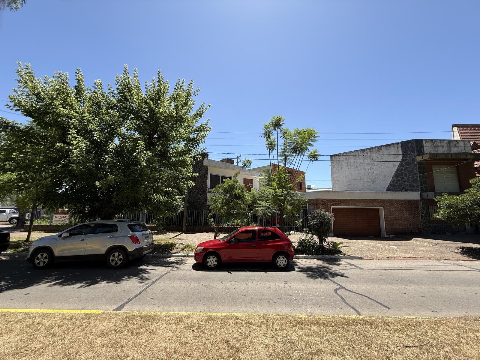 5-bedroom house for sale, with a patio and grill. 3 parking spaces. Downtown Campana