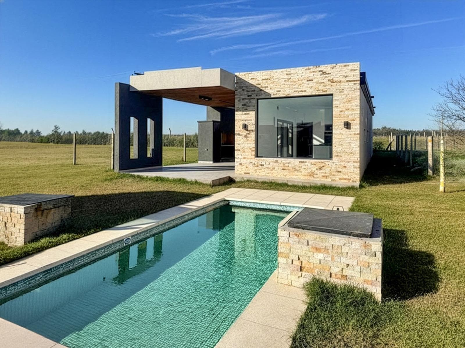 FOR SALE - 3-bedroom house with a porch, barbecue area, and pool - Brisanova neighborhood, Pueblo Esther.