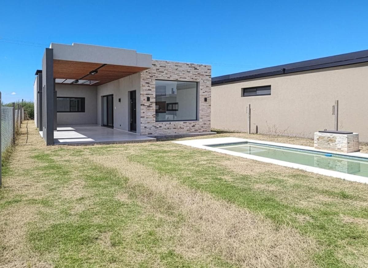 FOR SALE - 3-bedroom house with a porch, barbecue area, and pool - Brisanova neighborhood, Pueblo Esther.