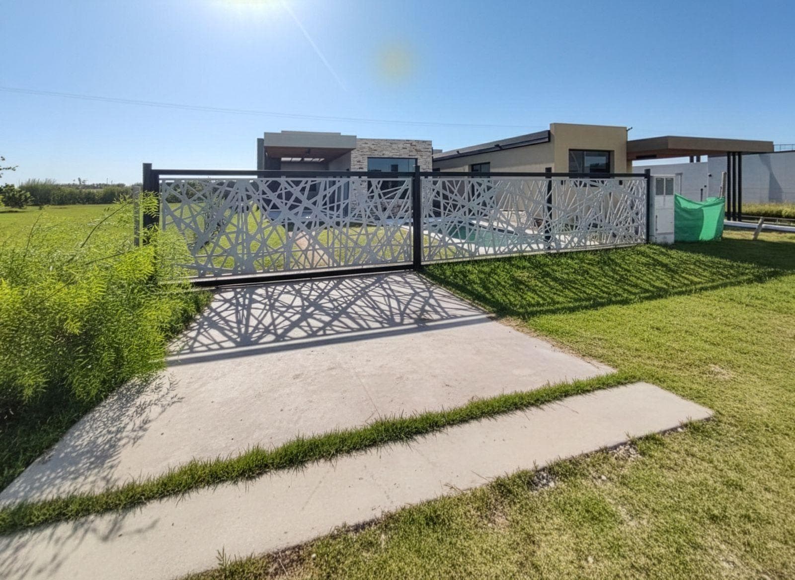 FOR SALE - 3-bedroom house with a porch, barbecue area, and pool - Brisanova neighborhood, Pueblo Esther.