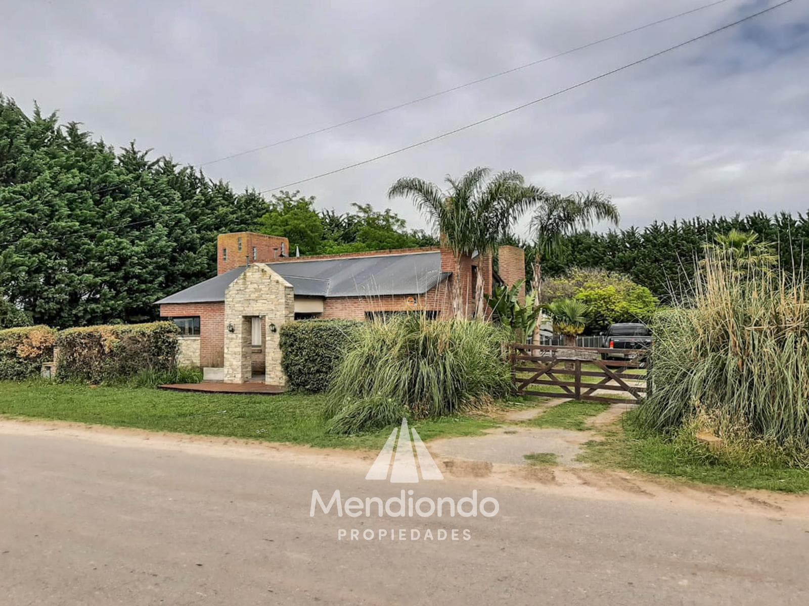 Casa quinta 3 ambientes con amplio parque y pileta / Cte. N. Otamendi