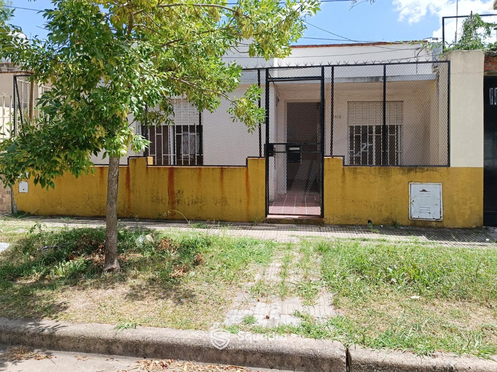 FOR SALE - 2-bedroom house with a patio and garage - Tiro Suizo, Rosario. QUALIFIES FOR A MORTGAGE.